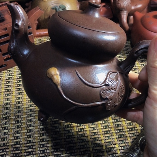 紫砂茶壶原矿泥料手工制作的紫砂壶。