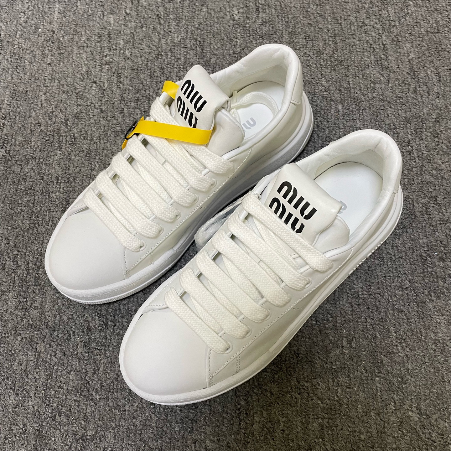未使用 MIU MIU/缪缪 （有盒）低帮系带低帮时尚板鞋 35.5码/11571