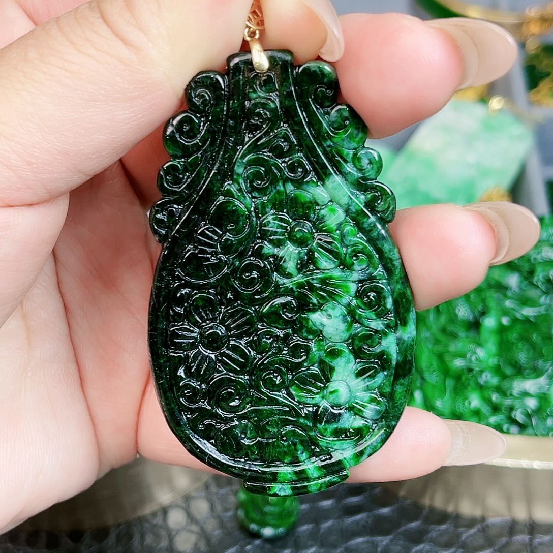 翡翠颈饰18K金镶嵌吊坠