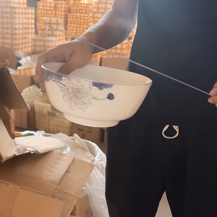 微瑕不退不换不补发 荷花8英寸汤1只