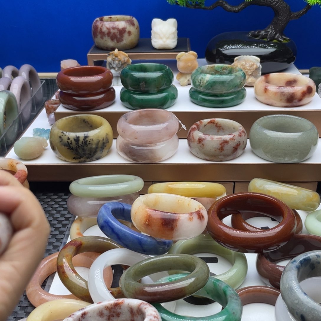 石英质玉手镯未镶嵌云*姐