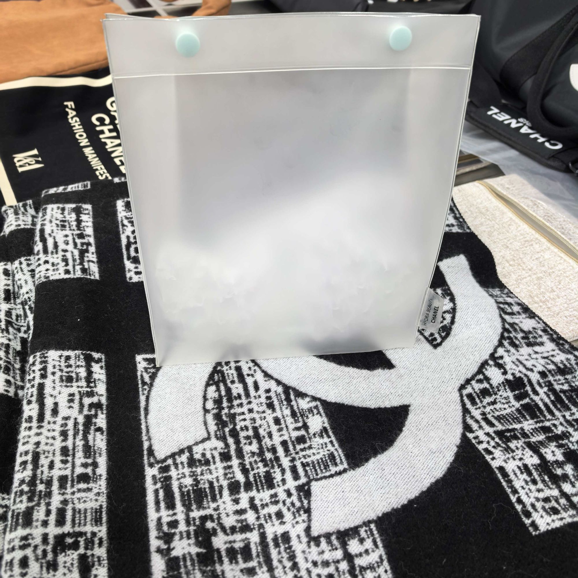 香奈儿【K431】【两件】秋冬季礼赠羊绒女百搭加厚披肩刷包化妆包