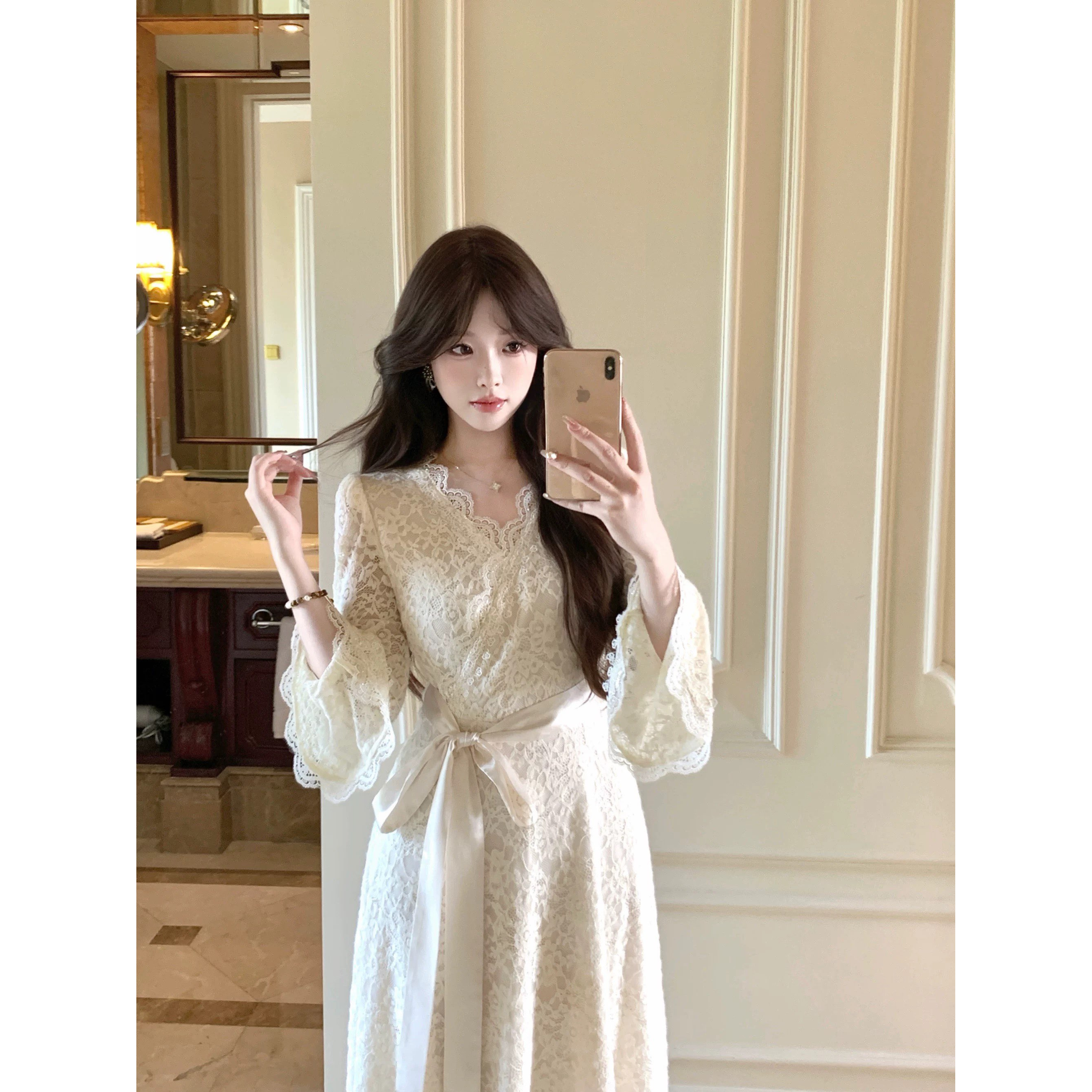 溪溪靓衫 法式纯欲V领收腰显瘦羽毛纱优雅蕾丝长袖连衣裙女