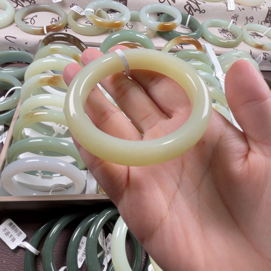 和田玉手镯未镶嵌