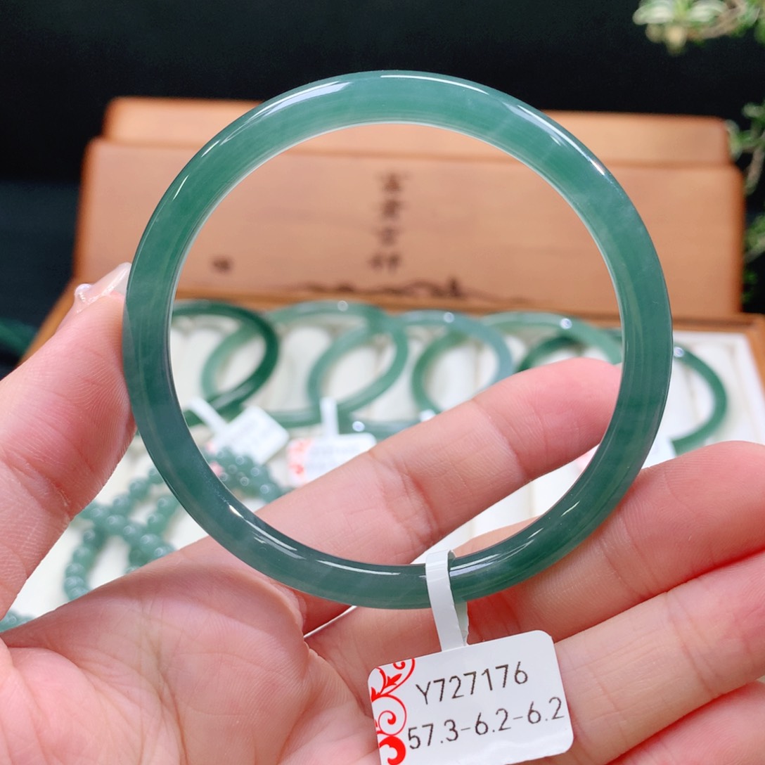 翡翠手镯未镶嵌天然