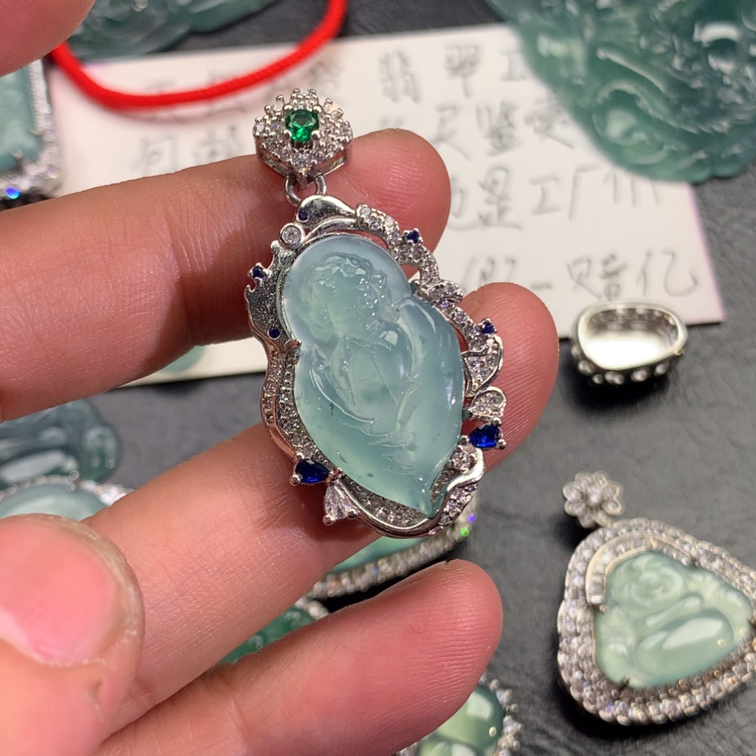 翡翠颈饰未镶嵌天使