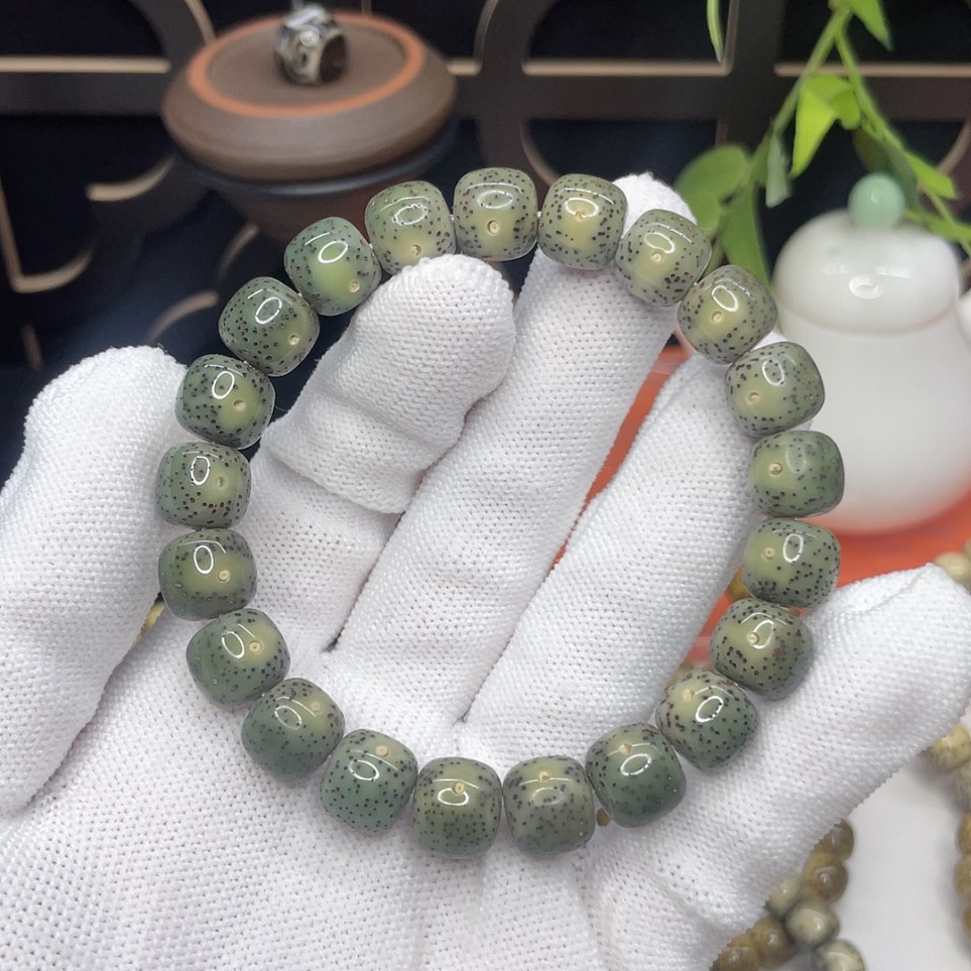 星月菩提吊坠13。10.5/9.5帝王绿满天星