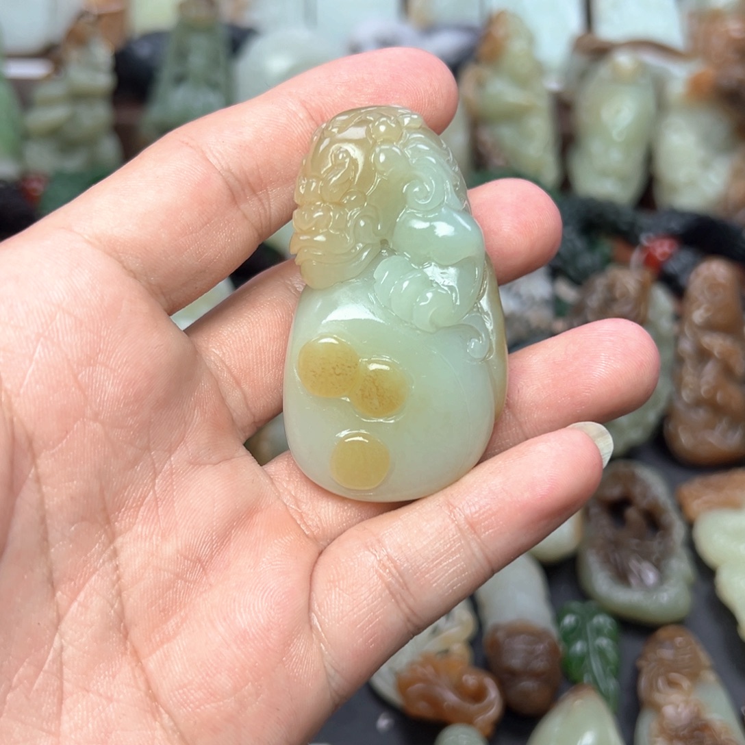 和田玉未镶嵌把件