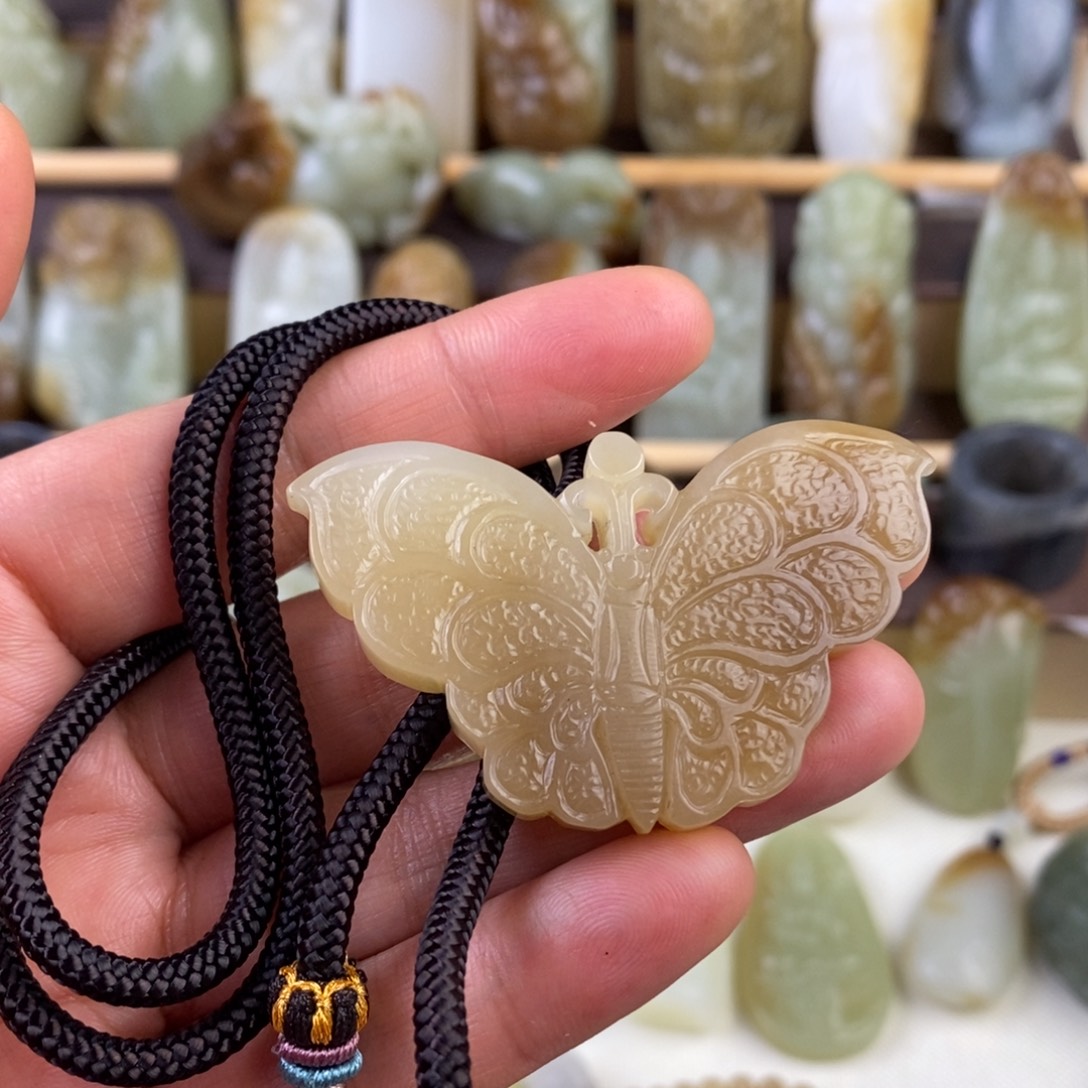 六***乐和田玉未镶嵌颈饰