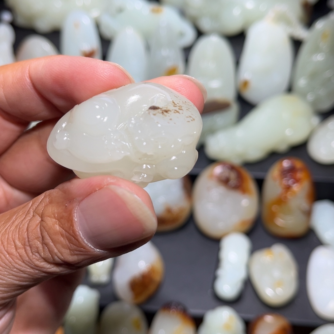 ****儿和田玉未镶嵌颈饰