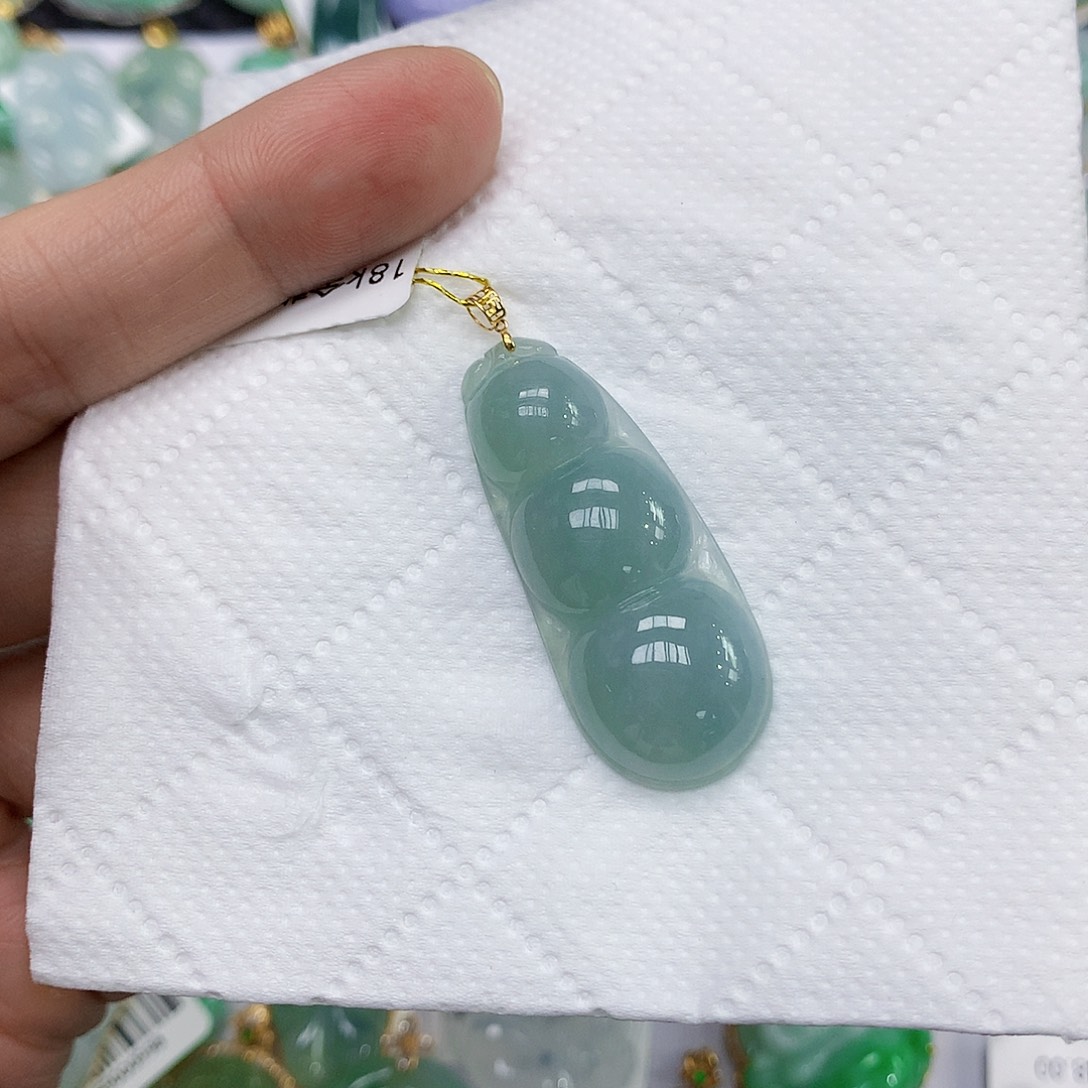 颈饰18K金镶嵌翡翠豆子