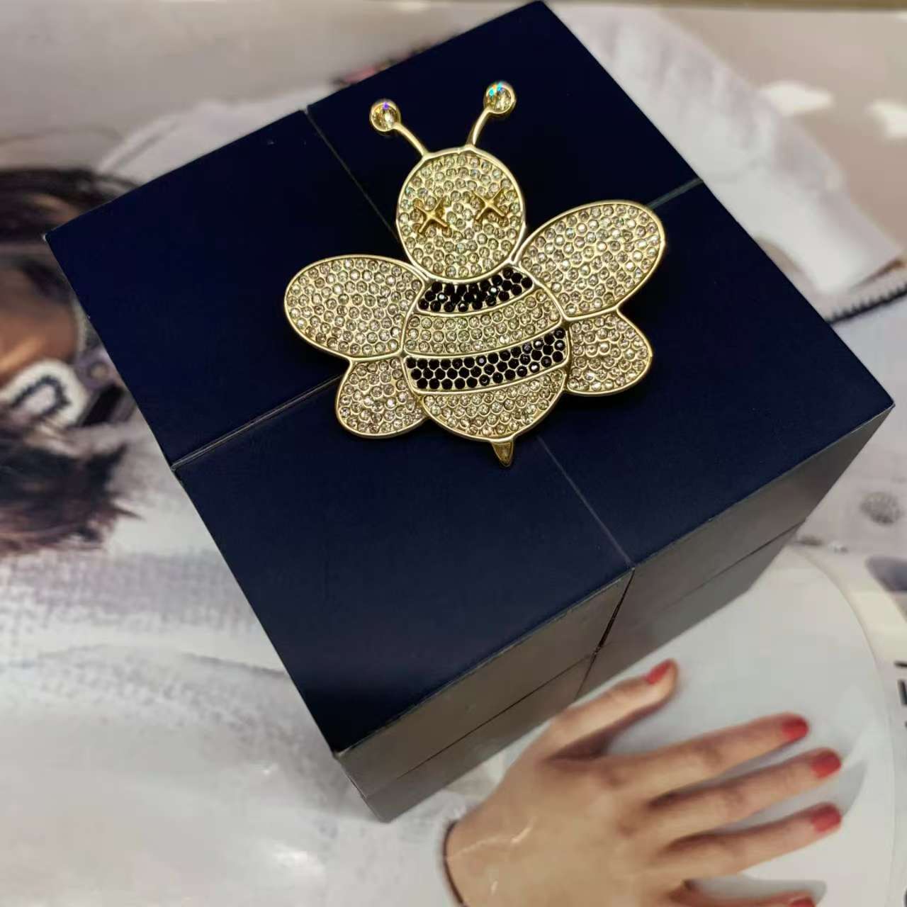 99新 DIOR/迪奥 满钻小蜜蜂胸针/46091069/12期/代卖服务