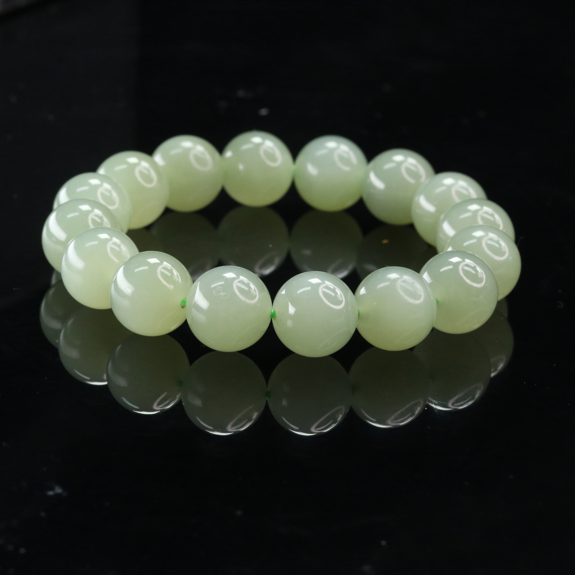 2和田玉湖水绿手串/200261上海嘉禾拍卖