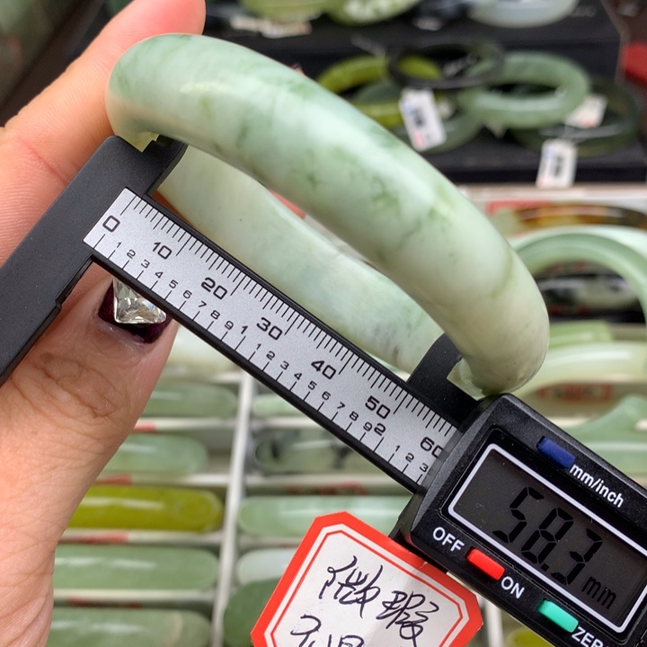 蛇纹石玉未镶嵌手镯500