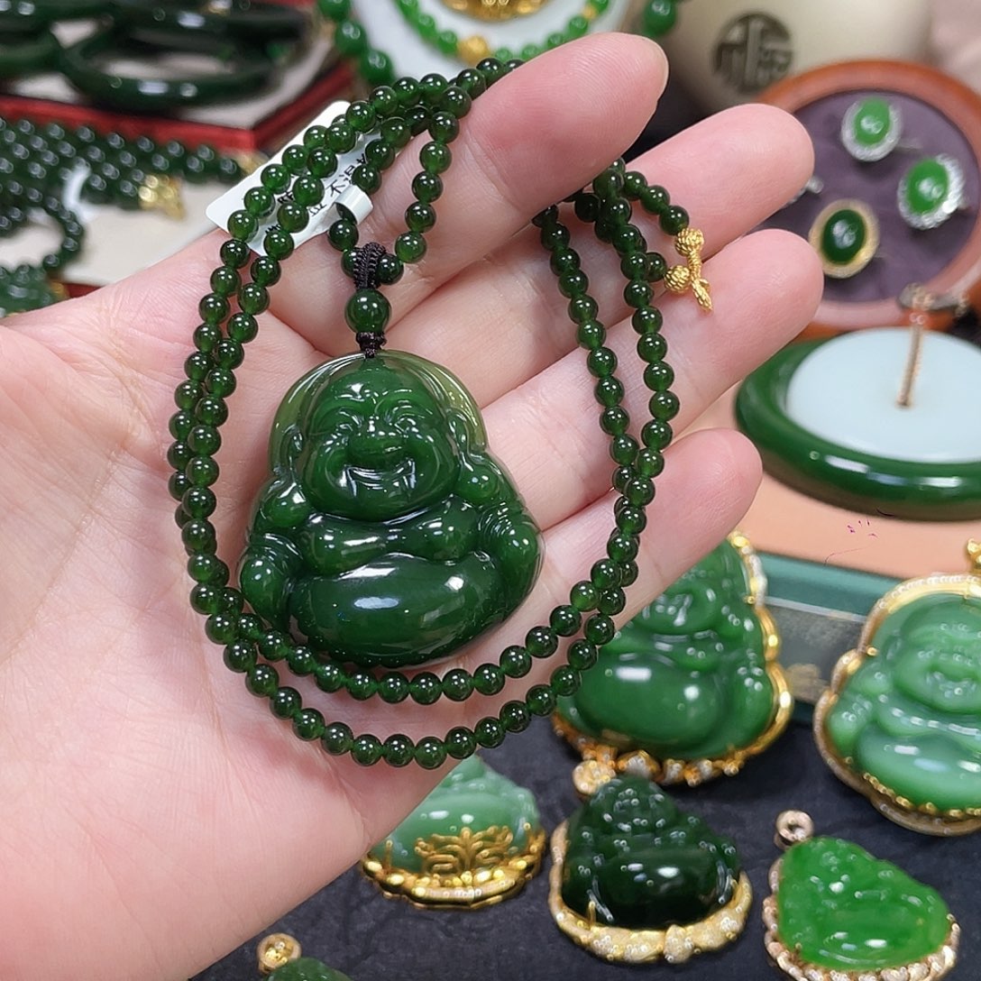 和田玉（碧玉）未镶嵌颈饰辣绿佛公40