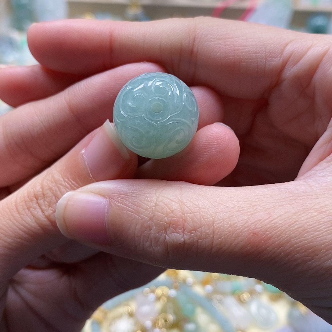 翡翠颈饰未镶嵌闪