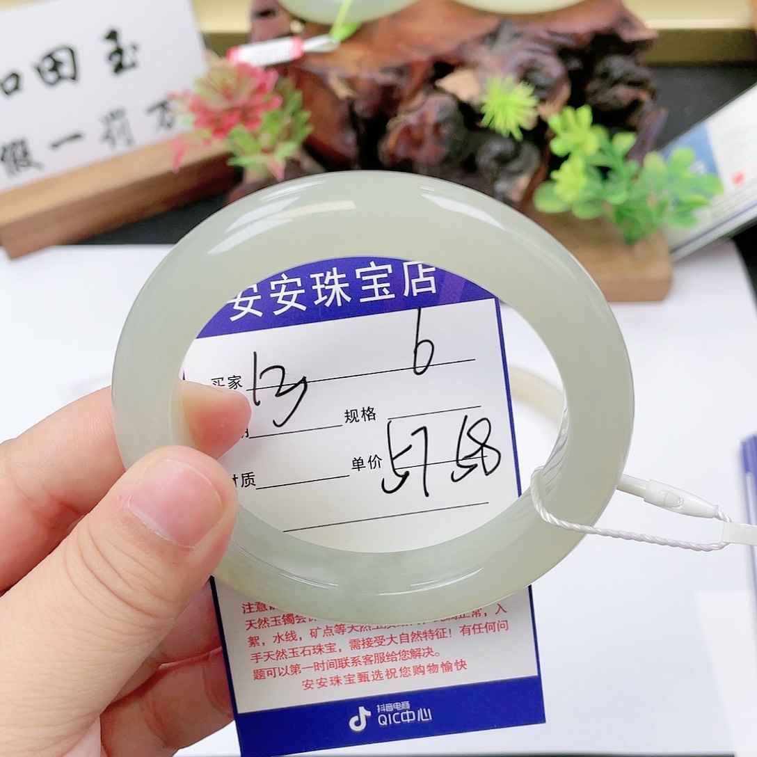 和田玉手镯未镶嵌