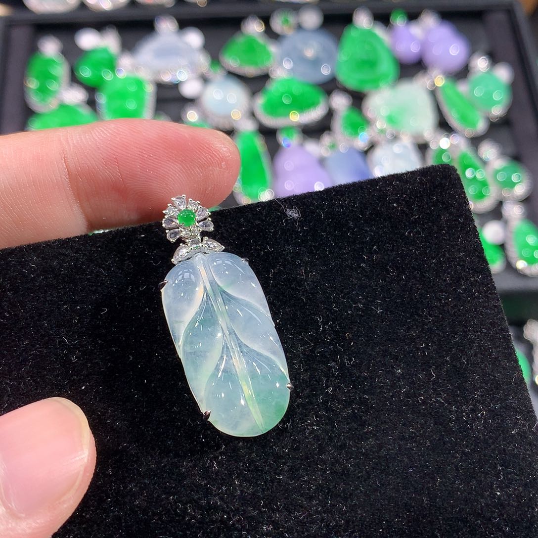 翡翠18K金镶嵌颈饰