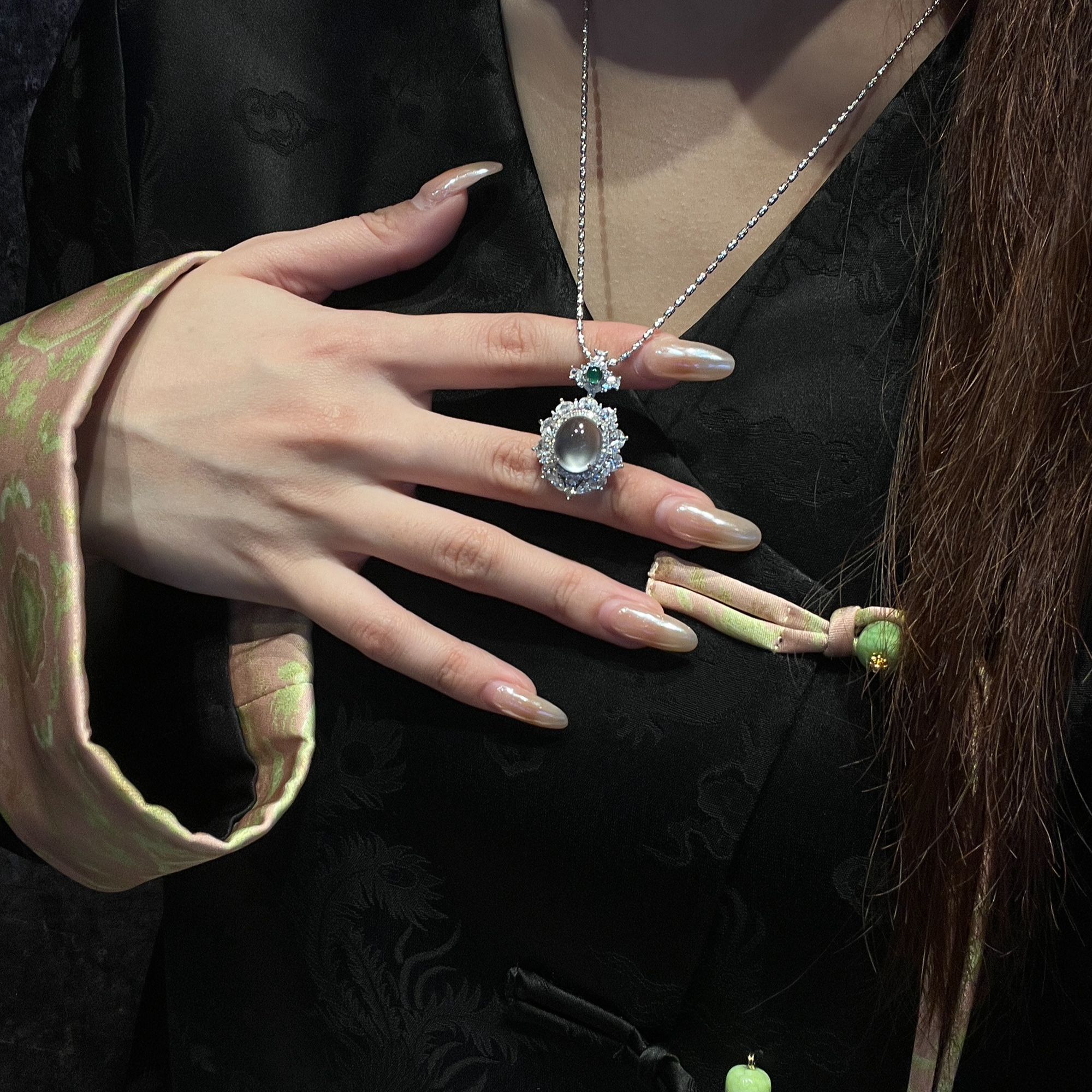 新中式俄白冰玉银镀金镶蛋面吊坠