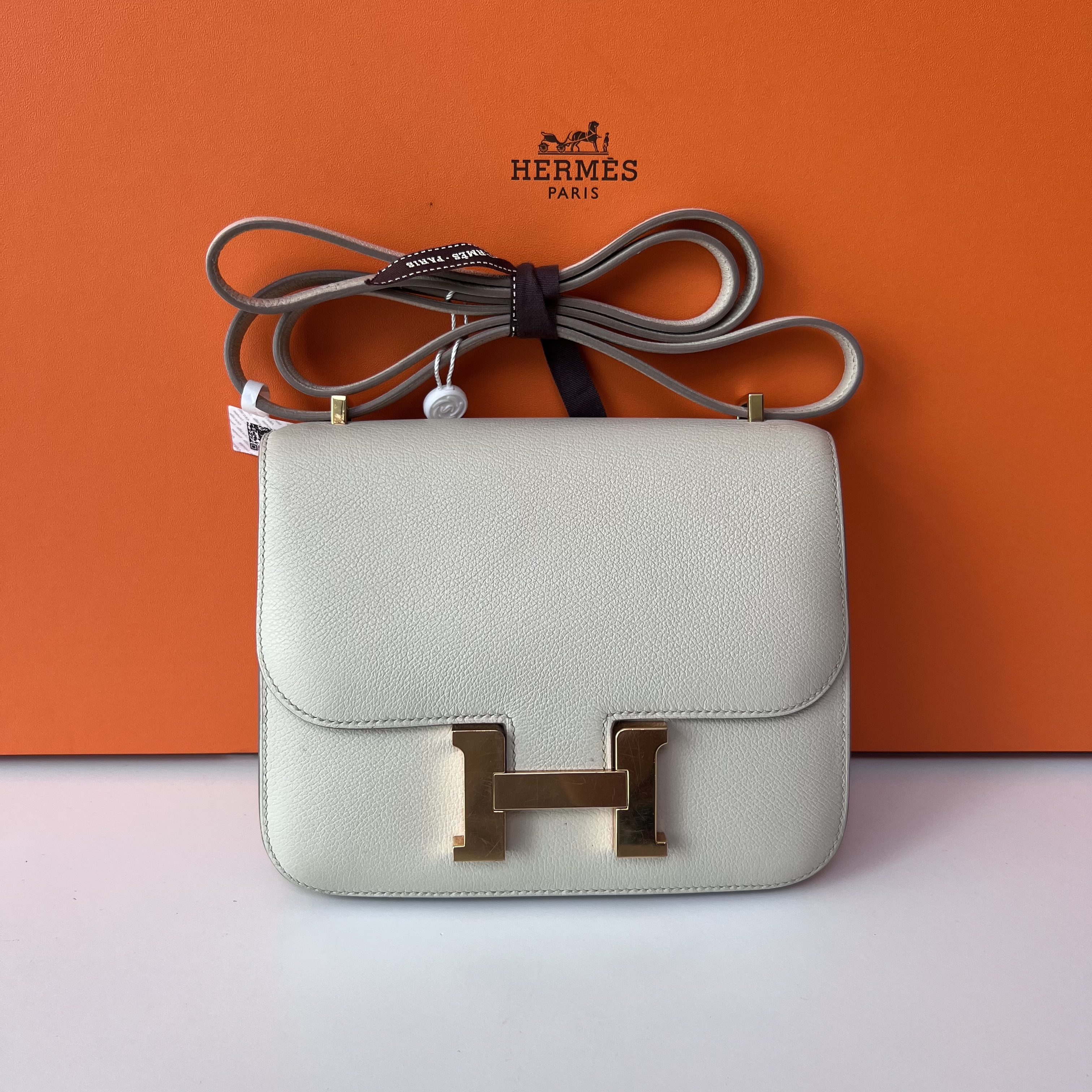 99新 Hermes/爱马仕 山羊皮康康19 奶油白金扣D刻 250218VZT8F01