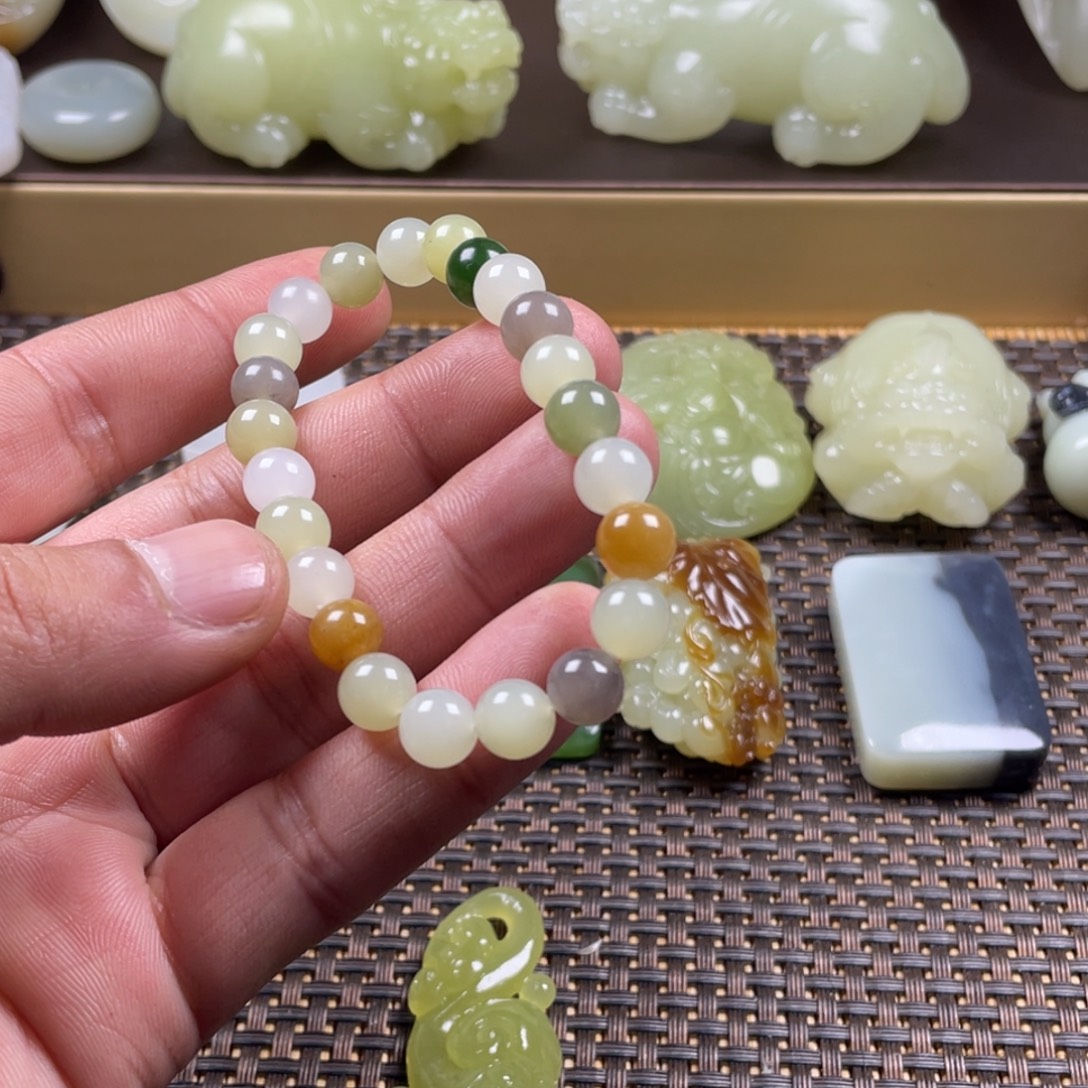 憨***厚和田玉未镶嵌颈饰