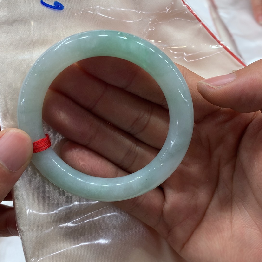 翡翠手镯未镶嵌翡翠