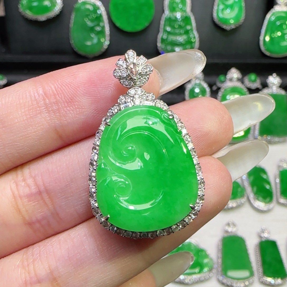 翡翠18K金镶嵌颈饰