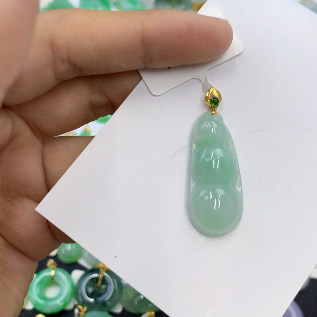 翡翠18K金镶嵌颈饰翡翠