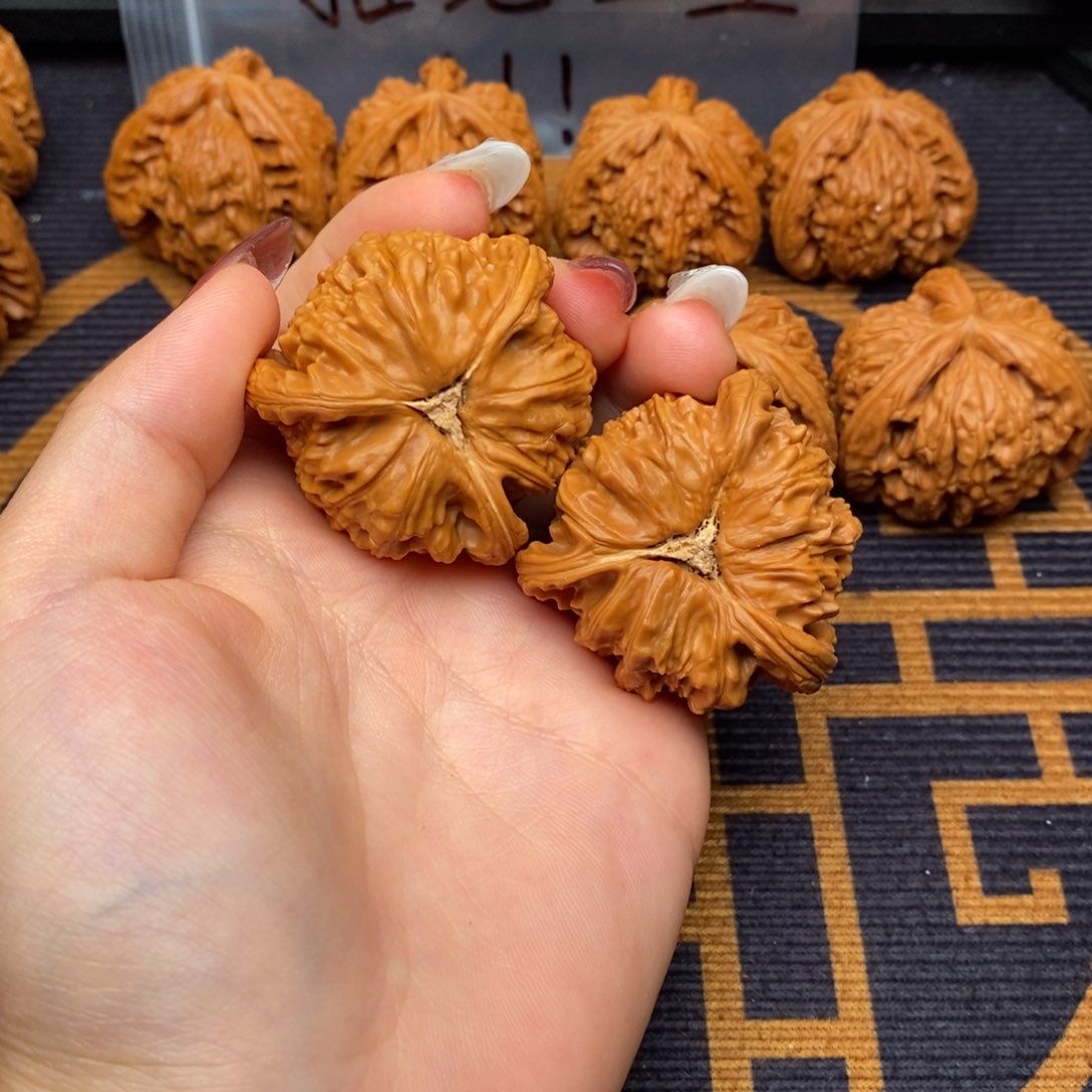 文玩核桃吊坠啊****?白狮子