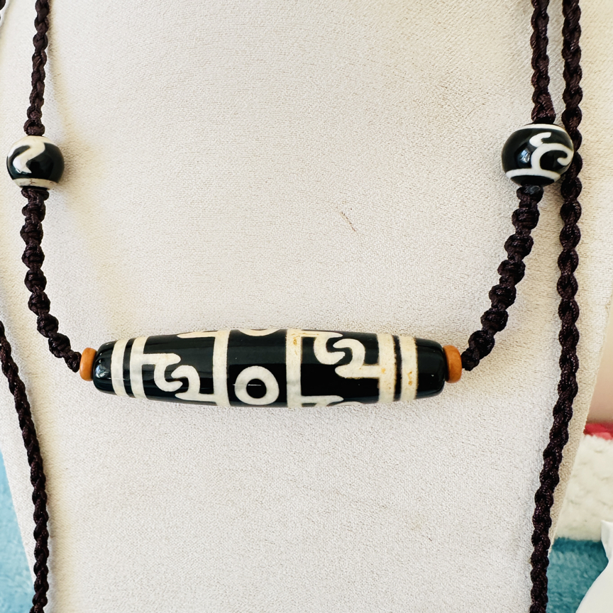 玛瑙材质的莲师三眼气质脖挂5.8厘米