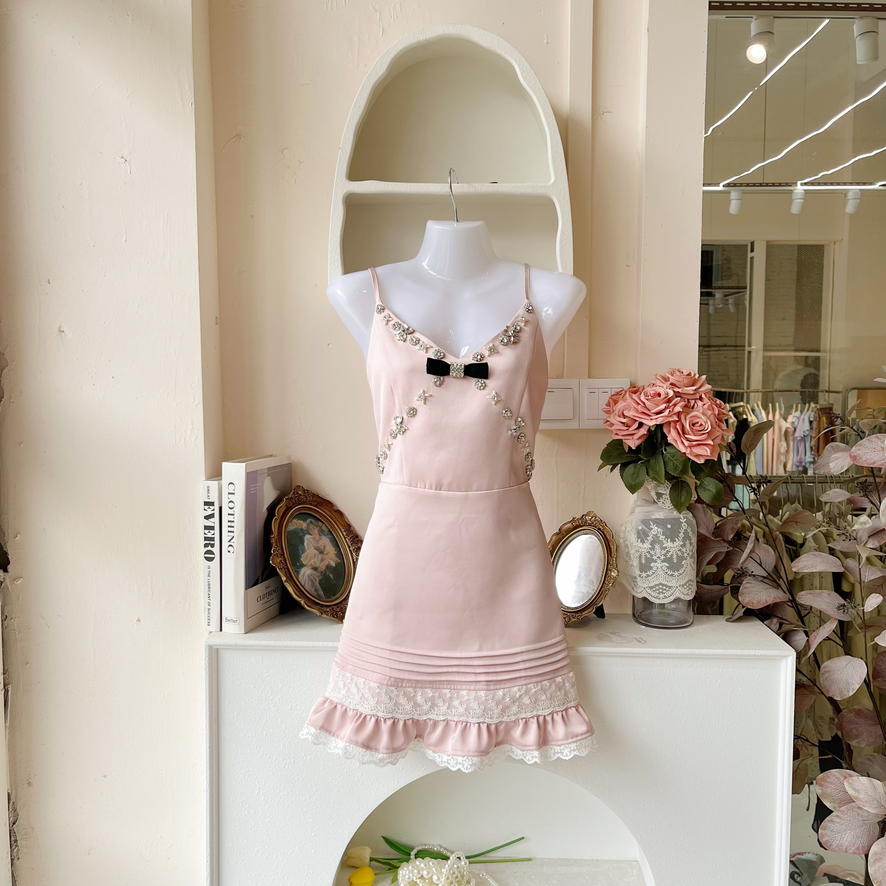 青青大码衣橱 春款甜美蝴蝶结水钻辣妹蕾丝粉色吊带连衣裙C2570