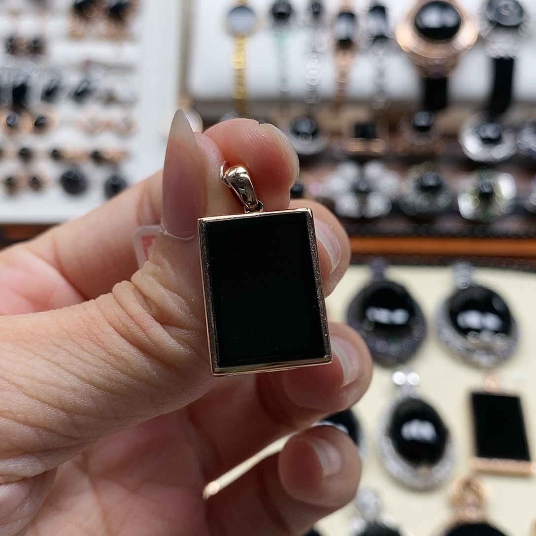 翡翠18K金镶嵌颈饰墨翠