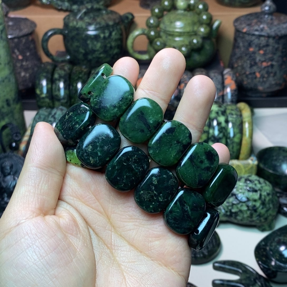芳****蛇纹石玉未镶嵌项链
