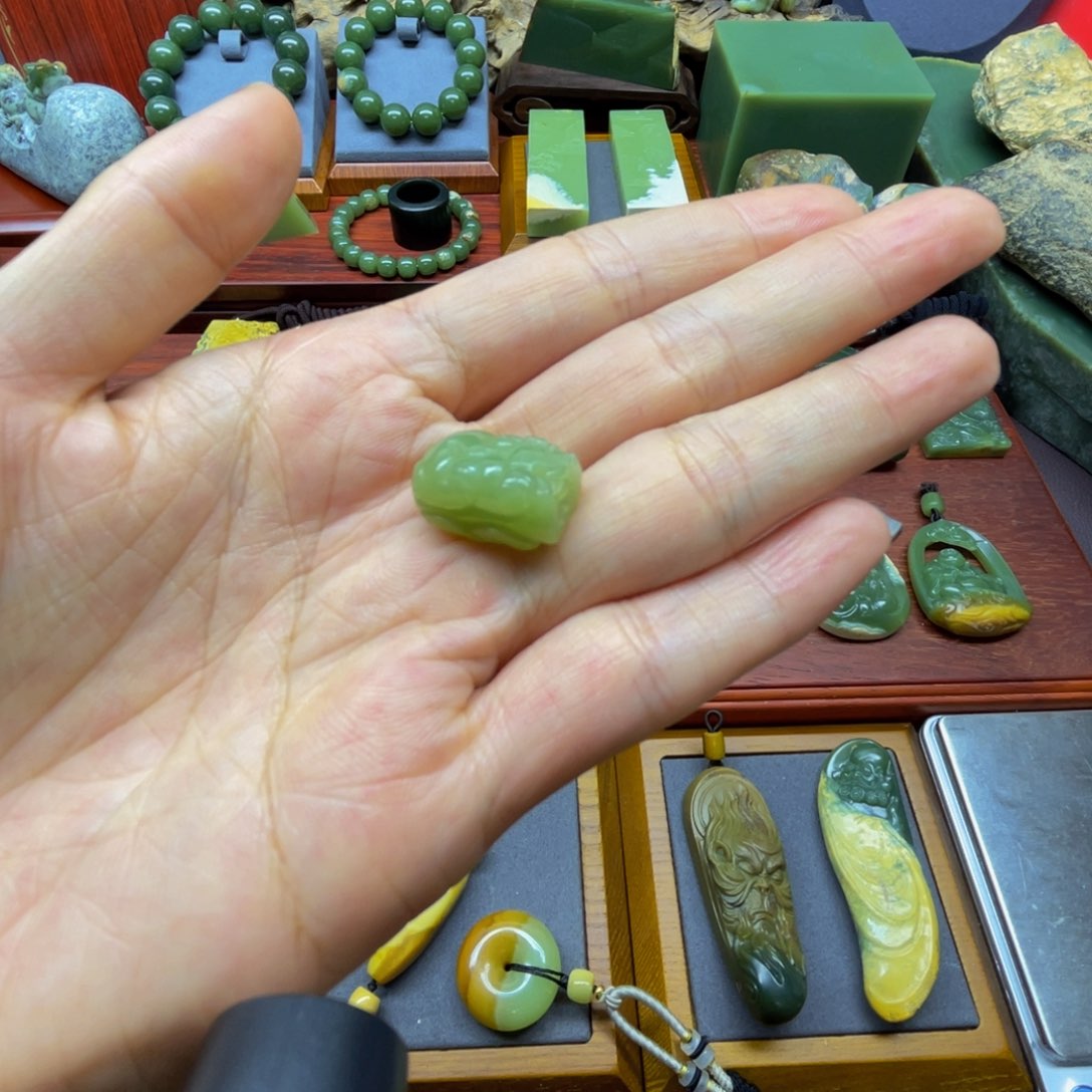 颈饰未镶嵌岫岩老玉（透闪石质玉）?***?