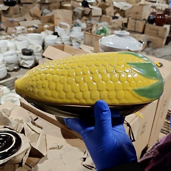 摆件盘子碗茶壶啥都有