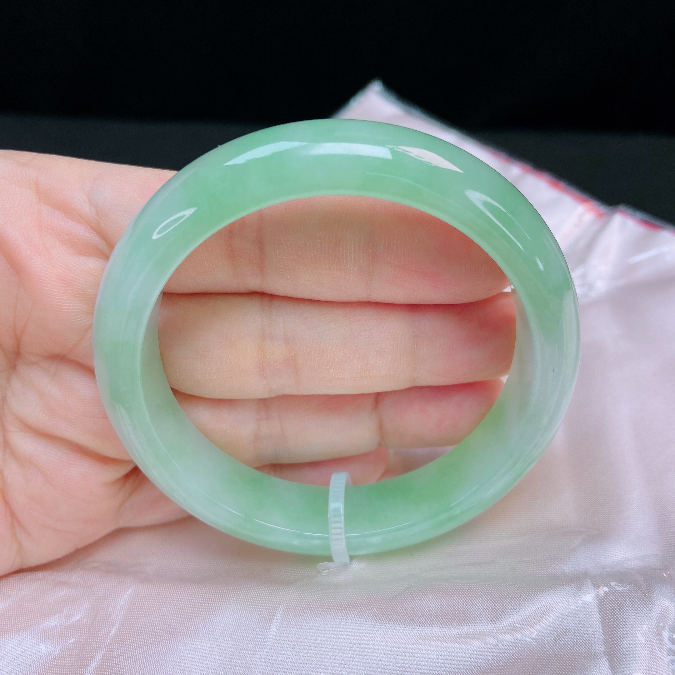 822缅甸天然翡翠A货芙蓉底飘绿55-56圈口手镯百搭女款精美玉镯子