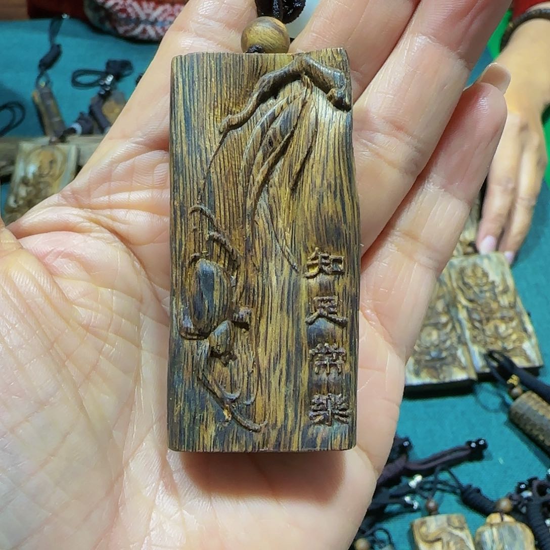 沉香吊坠海南白奇乌身老料雕刻知足常乐带绳15克