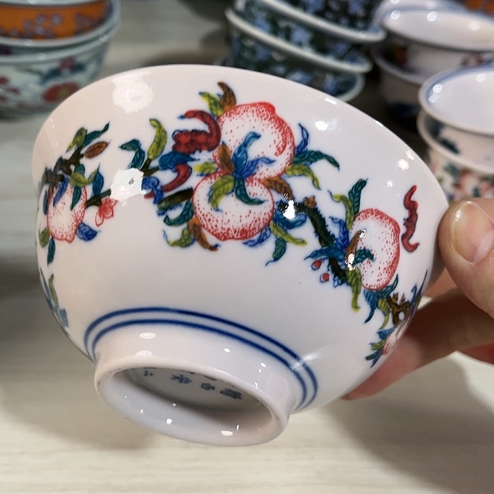 瓷片直径12.5厘米，红