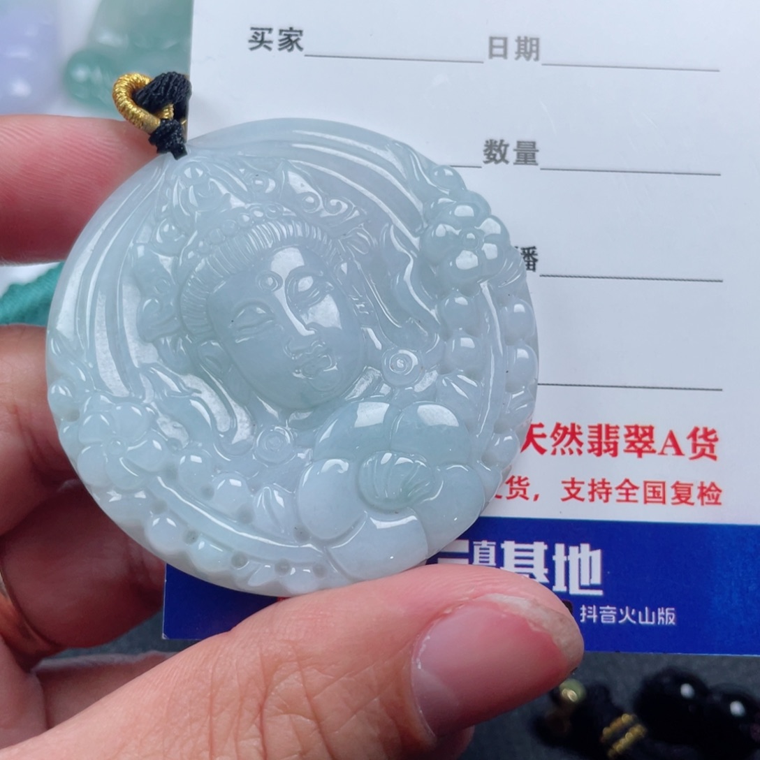 翡翠未镶嵌颈饰       