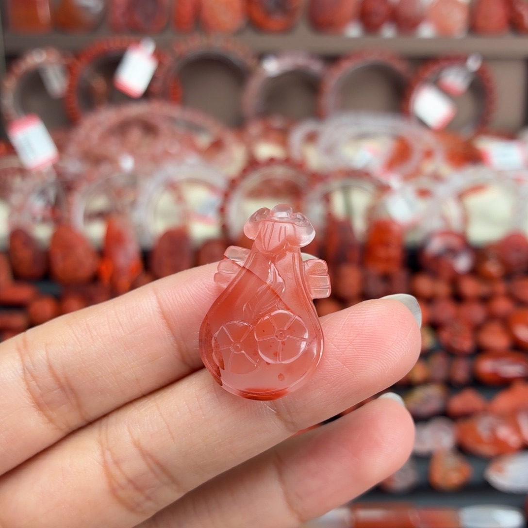 南红玛瑙未镶嵌颈饰琵琶吊坠