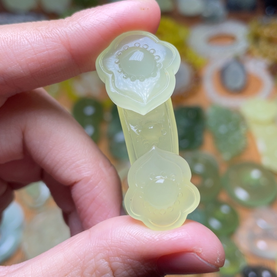 未镶嵌蛇纹石玉吊坠