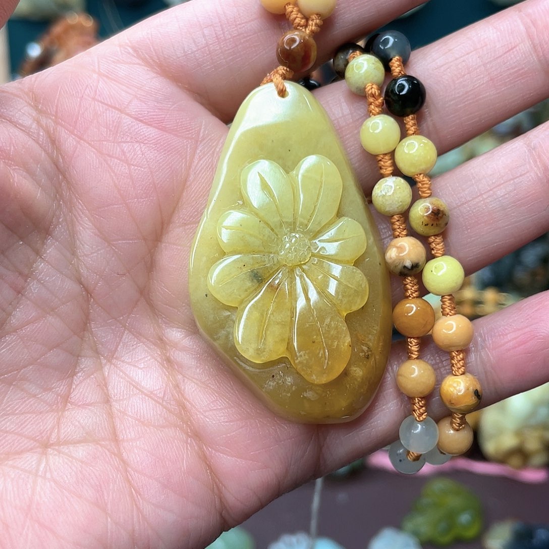 蛇纹石玉颈饰未镶嵌