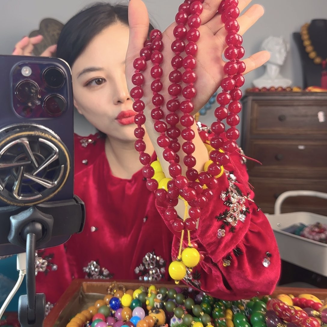 玻璃颈饰老琉璃的故事是一个人的故事吧