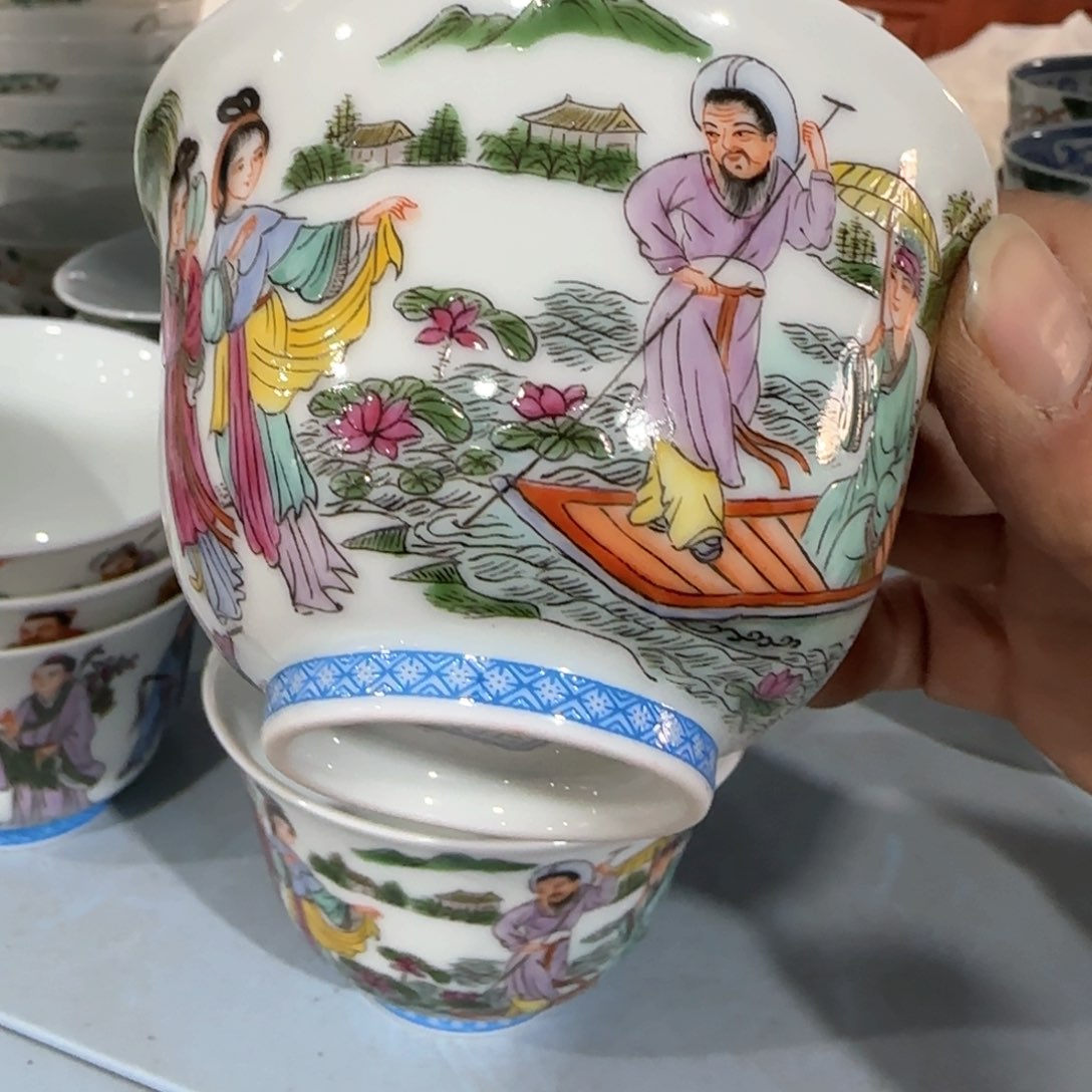 瓷片瓷器上刻了大量壁画作品以及精美