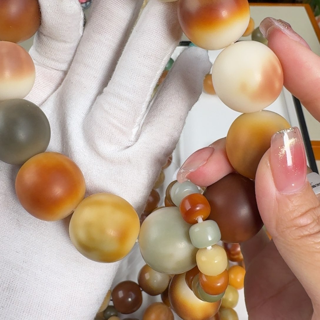 白玉菩提吊坠朗**斯福利手持