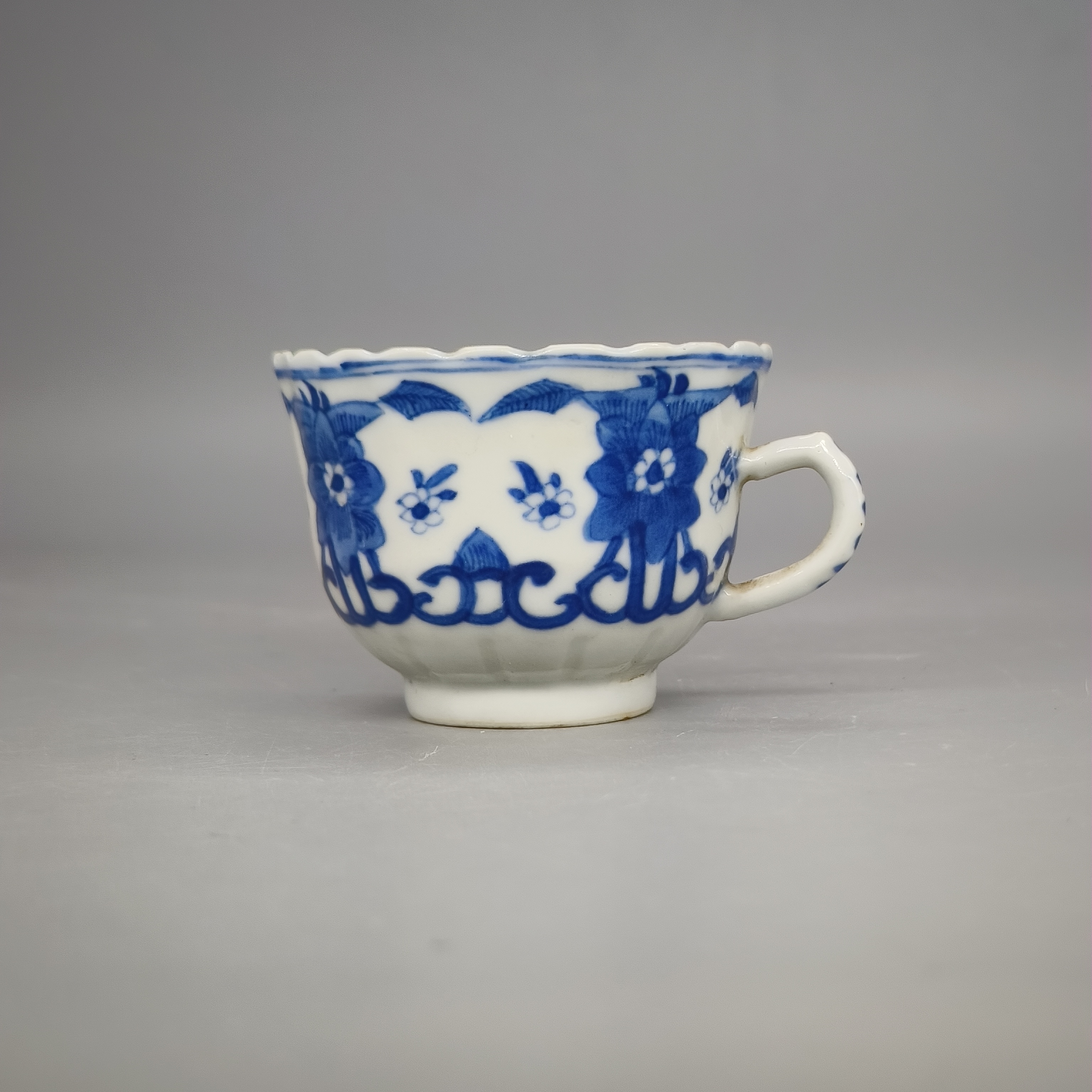 62501016*清光绪青花花卉纹把杯/瓷器六/江苏省文物总店