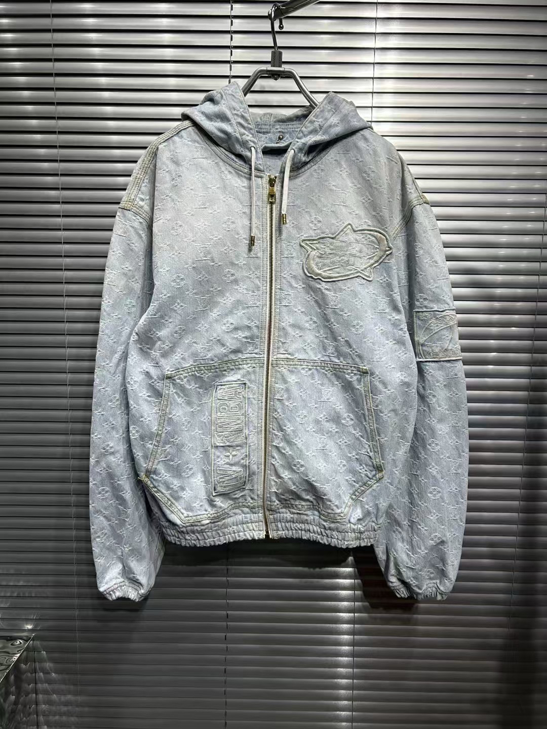 Louis Vuitton x nba  浮雕满印 浅蓝水洗拉链牛仔帽衫 48码/98新