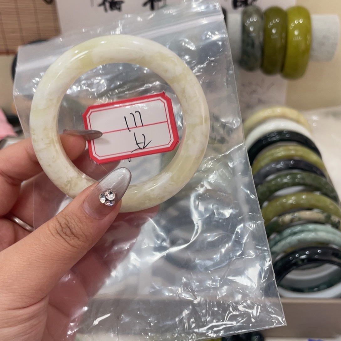 蛇纹石玉手镯未镶嵌