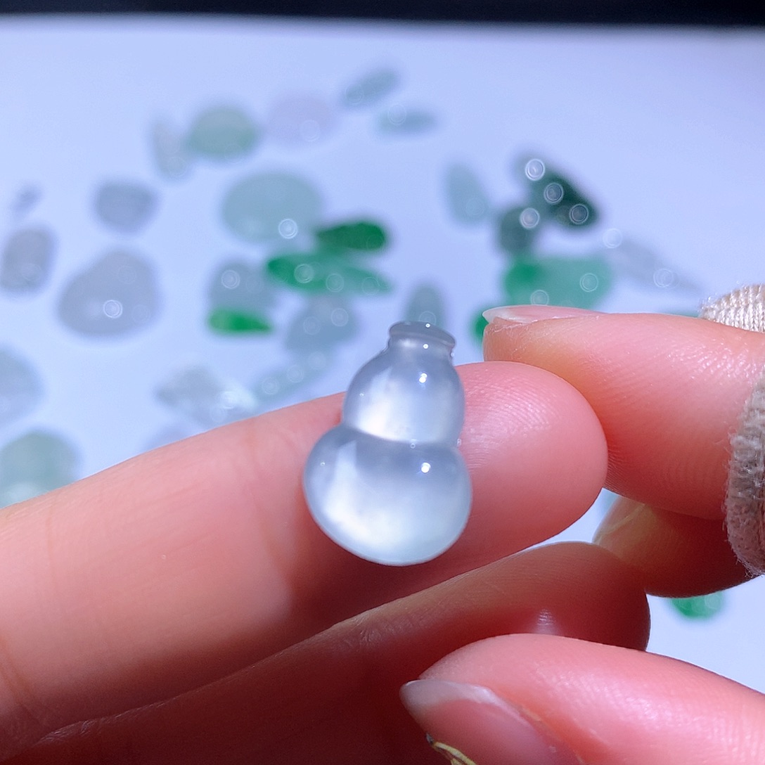 翡翠未镶嵌颈饰葫芦