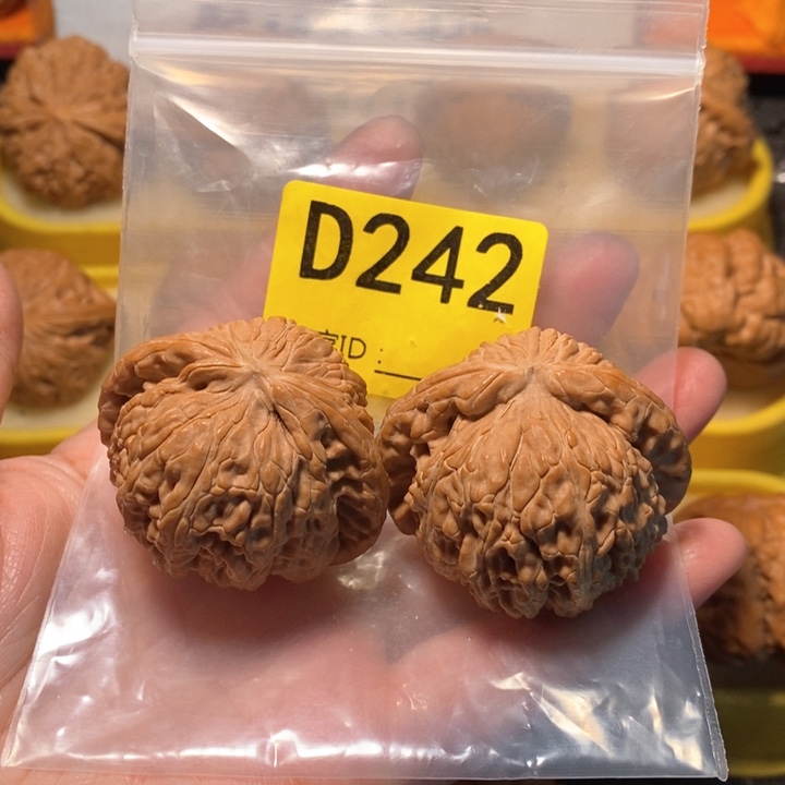 文玩核桃把件E*闷白。 42.5